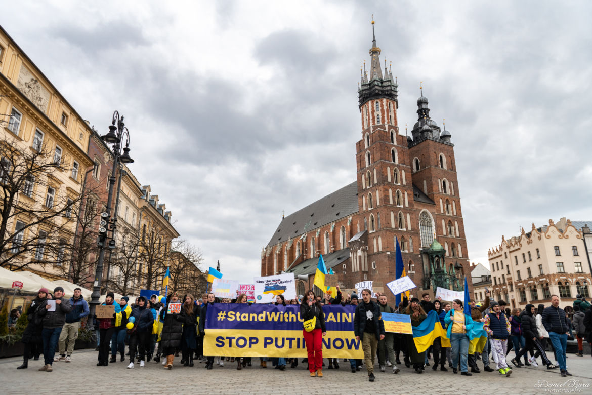 Kraków solidarny z Ukrainą! Wielka manifestacja na Rynku Głównym [ZDJĘCIA]