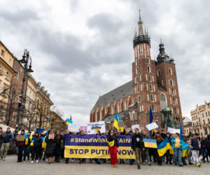 Kraków solidarny z Ukrainą! Wielka manifestacja na Rynku Głównym [ZDJĘCIA]