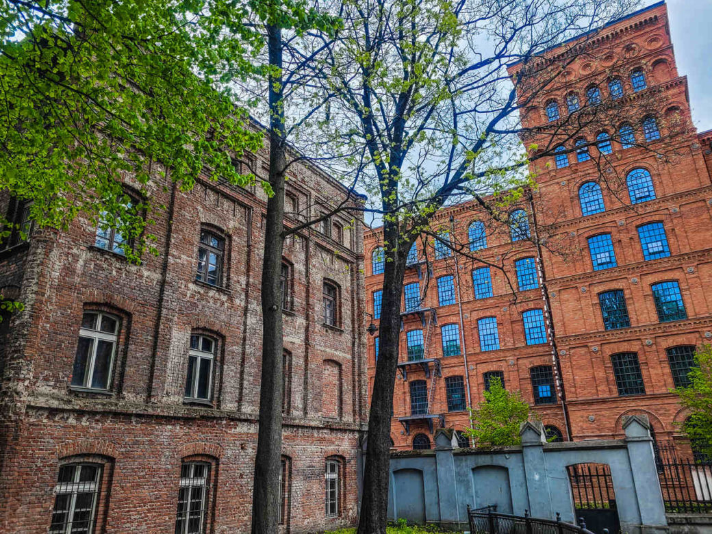 Jakie tajemnice skrywają przed nami famuły wybudowane przez Izraela Poznańskiego? 