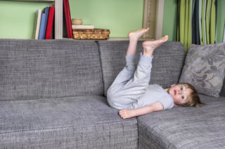 Nuda u dziecka wspiera rozwój kreatywności. Sprawdź, dlaczego warto odpuścić planowanie każdej wolnej chwili