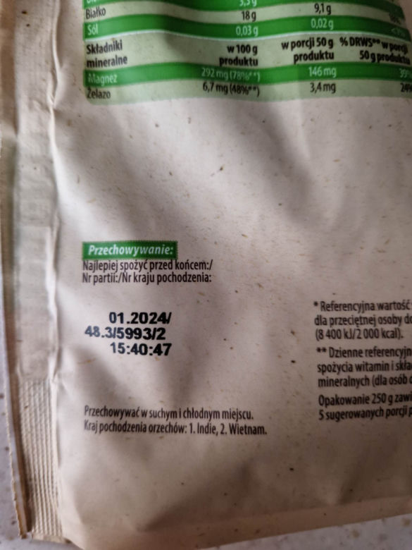 Otworzył paczkę z nerkowcami z Biedronki i złapał się za głowę. Jak to się tam znalazło?!