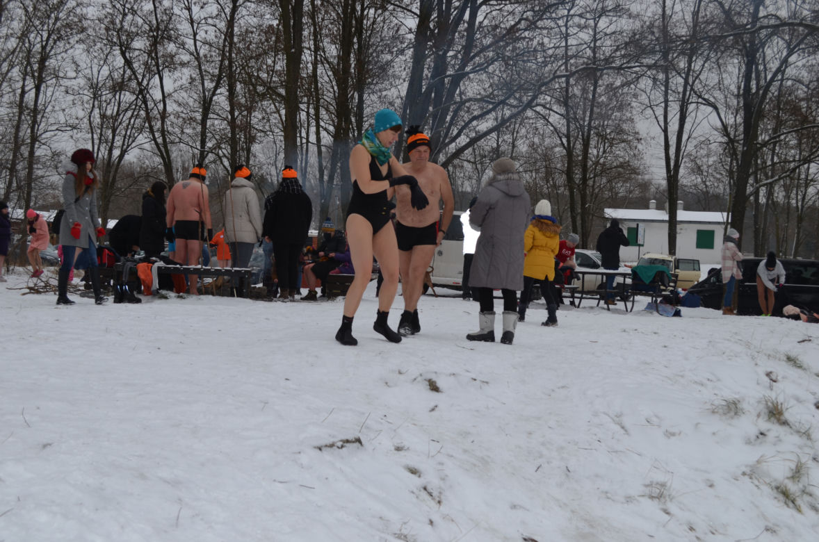 Morsowanie nasz nowy zimowy sport narodowy. Dziś na PIACHACH ponad setka morsów