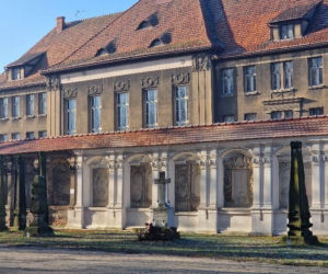 Remont muru kościelnego