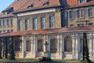 Remont muru kościelnego