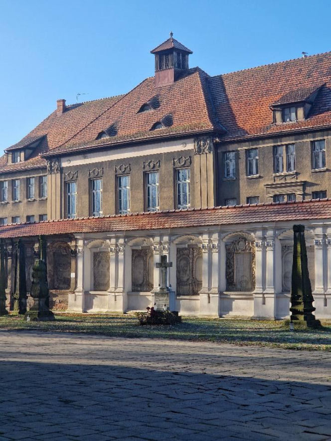 Remont muru kościelnego