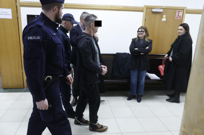 „Sztuczną szczękę wepchnięto jej do gardła”. Przerażające ustalenia. W mieszkaniu w Warszawie znaleziono cztery ciała