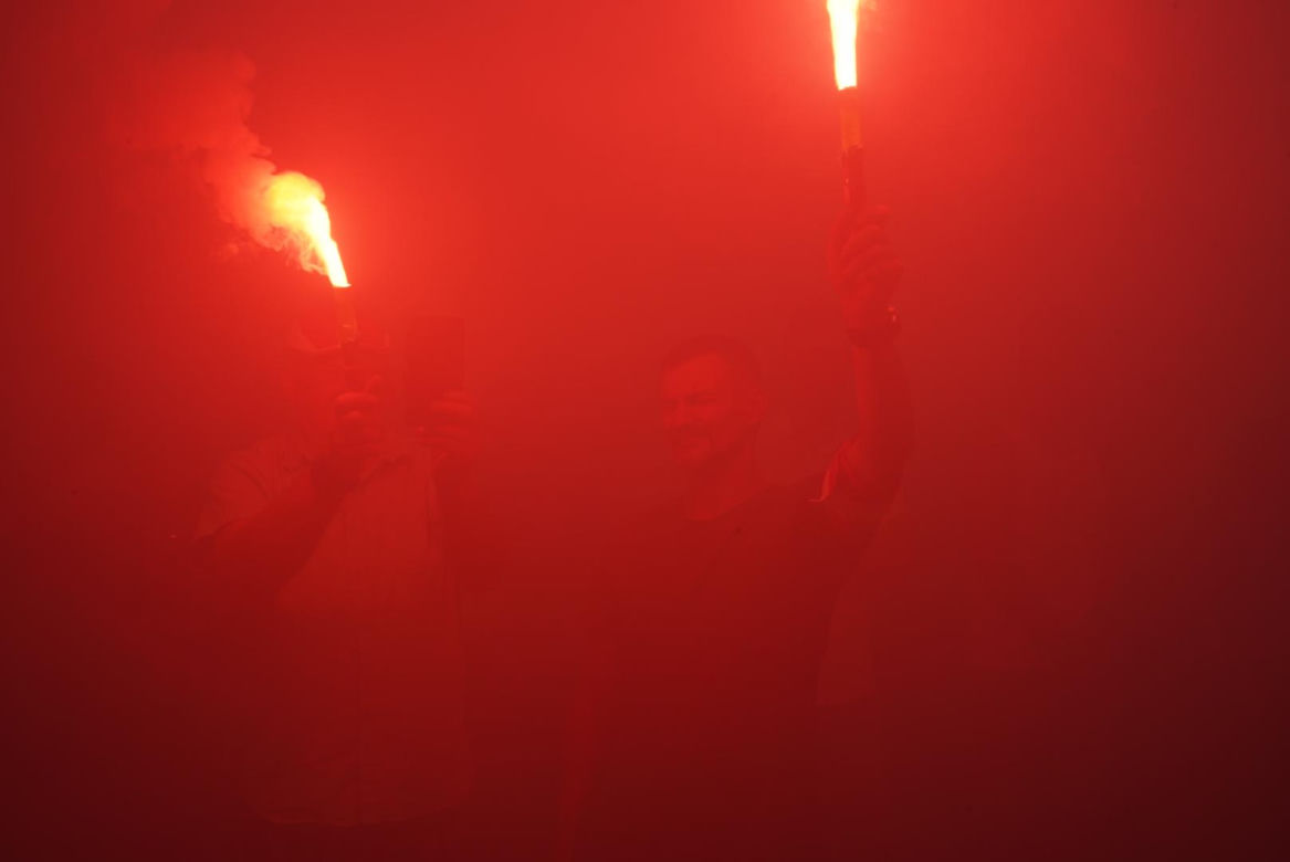 Ten widok przyciągał wzrok podczas Godziny "W". Mężczyzna z flagą na dachu wieżowca