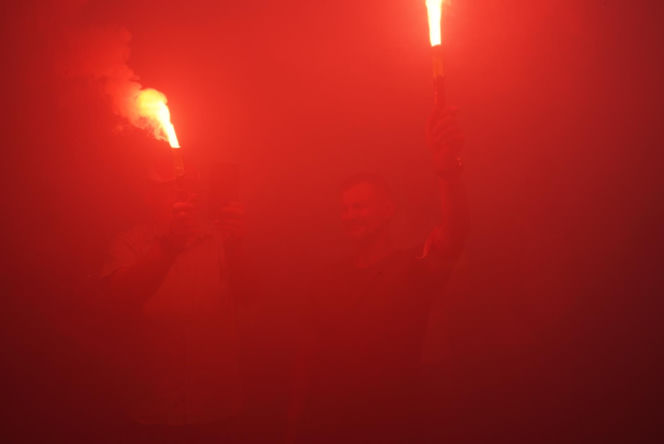 Ten widok przyciągał wzrok podczas Godziny "W". Mężczyzna z flagą na dachu wieżowca