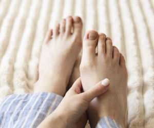 Spójrz na swoje palce u stóp. Brak włosków w tym miejscu to nie uroda, a ważny sygnał od serca
