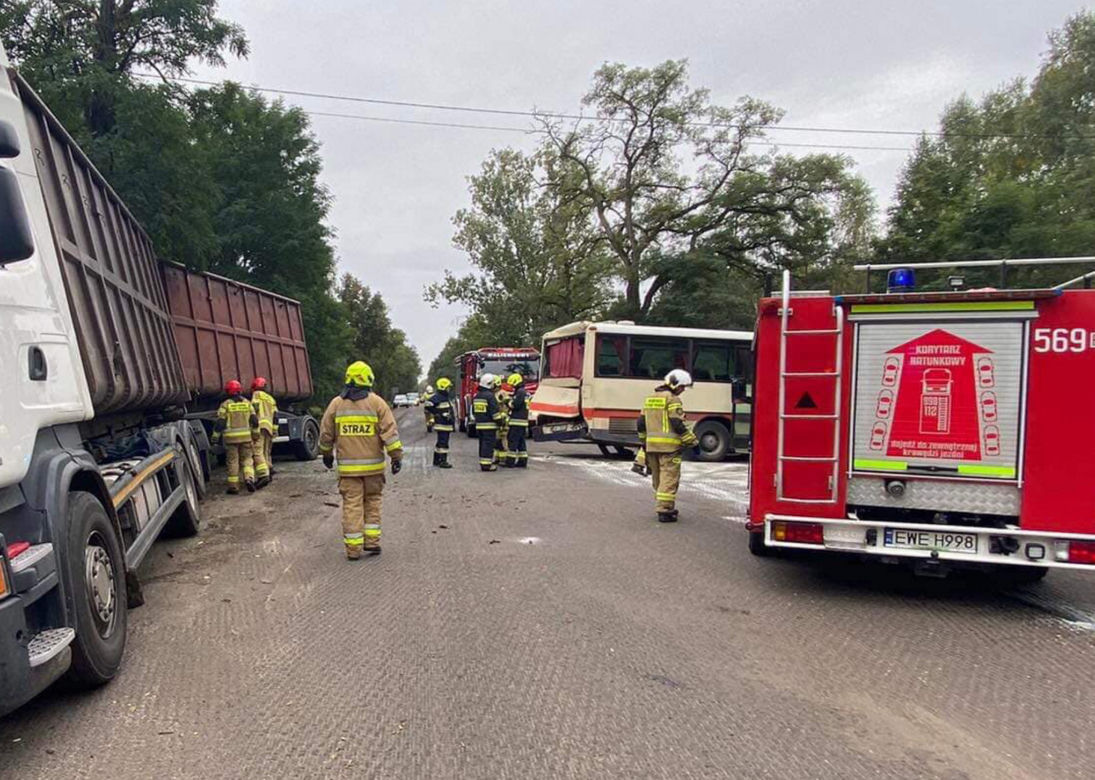 Siedliska. Ciężarówka wjechała w autobus szkolny. 5 dzieci w szpitalu