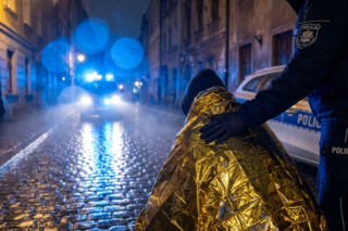 Udar za kierownicą w Żurominie. Policjanci uratowali życie 58-latka