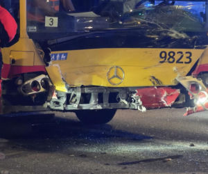Rozpędzonym audi wjechał w autobus. Zdjęcia szokują