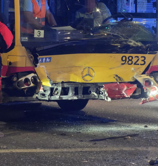 Rozpędzonym audi wjechał w autobus. Zdjęcia szokują