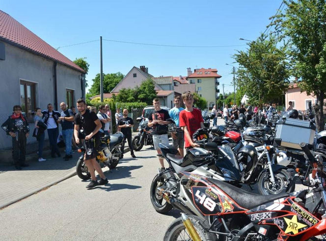 Gabryś przeszedł 17 operacji, tylko na twarzy i dłoniach nie ma blizn. Jego pają jest pomoc innym!