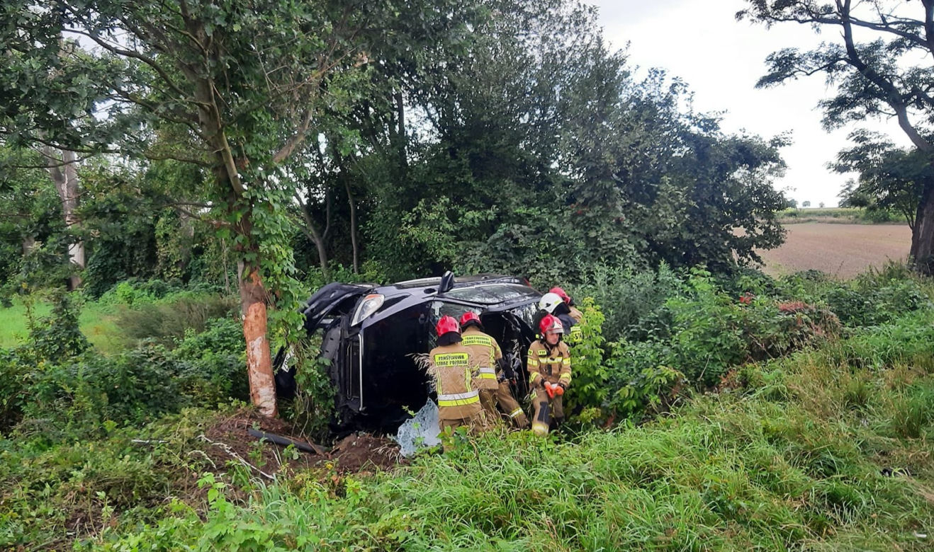 Volvo wypadło z drogi na zakręcie i rozbiło się na drzewie