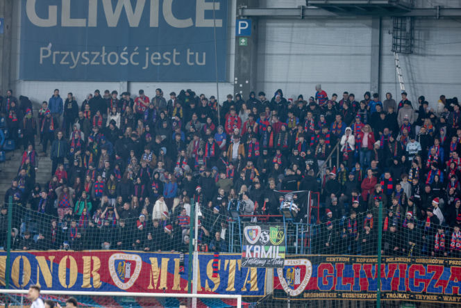 Mecz Piast Gliwice - Legia Warszawa. Kibice na stadionie