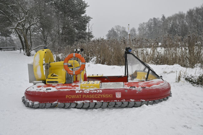 Gdy załamie się lód. Co robić, by uratować siebie lub kogoś, gdy wpadnie do wody?
