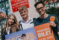 Maturzyści z cennymi nagrodami po wyjściu z sali. Radio Eska rozdało zaproszenia na wielki koncert