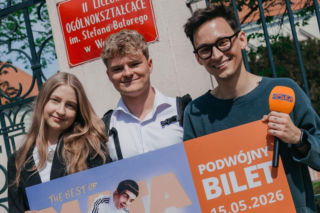 Maturzyści z cennymi nagrodami po wyjściu z sali. Radio Eska rozdało zaproszenia na wielki koncert