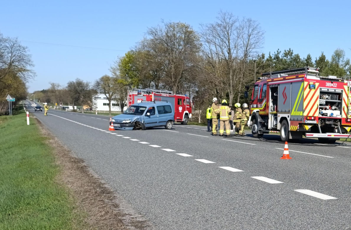Osobówka zepchnęła busa do rowu
