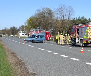 Osobówka zepchnęła busa do rowu