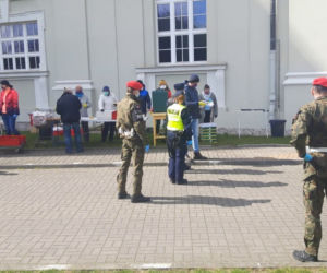 Mundurowi informowali bezdomnych o nowych obostrzeniach 