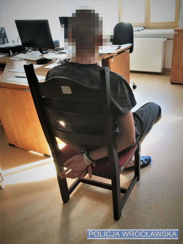 Wtargnęli do mieszkania we Wrocławiu, grożąc lokatorom bronią i maczetą