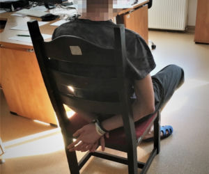 Wtargnęli do mieszkania we Wrocławiu, grożąc lokatorom bronią i maczetą