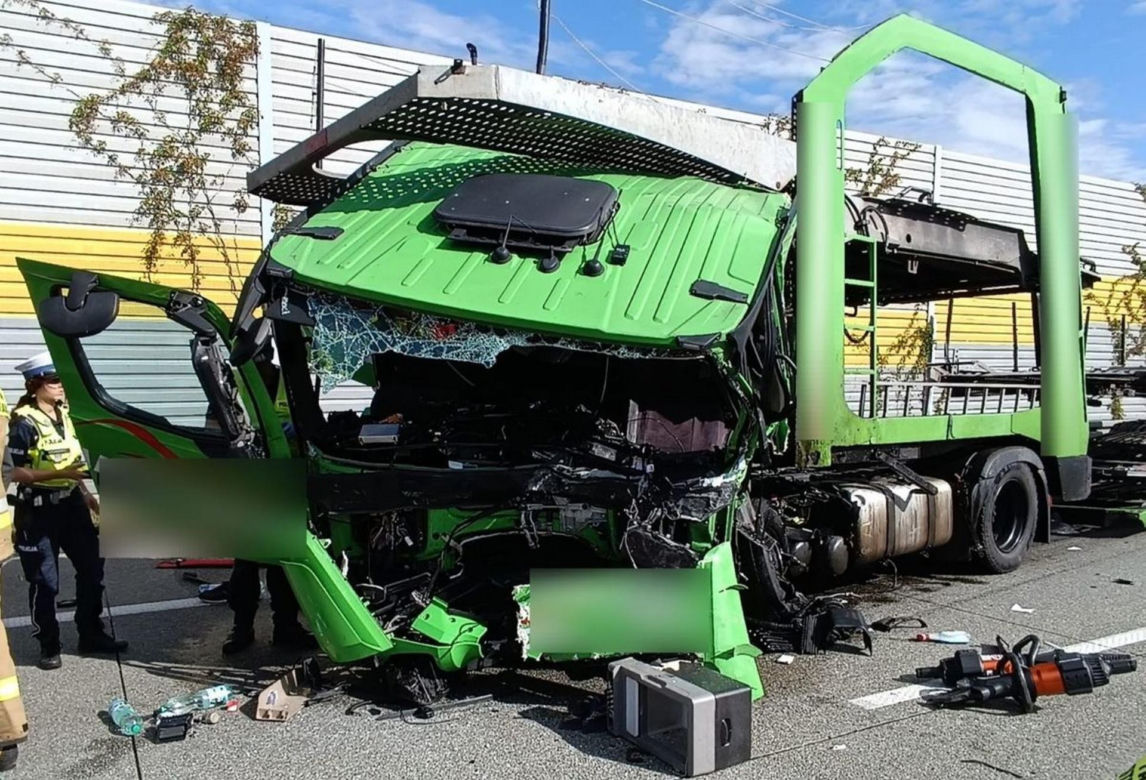 Śmiertelny wypadek na S8 pod Pabianicami. Kierujący BMW jechał pod prąd i huknął w tir
