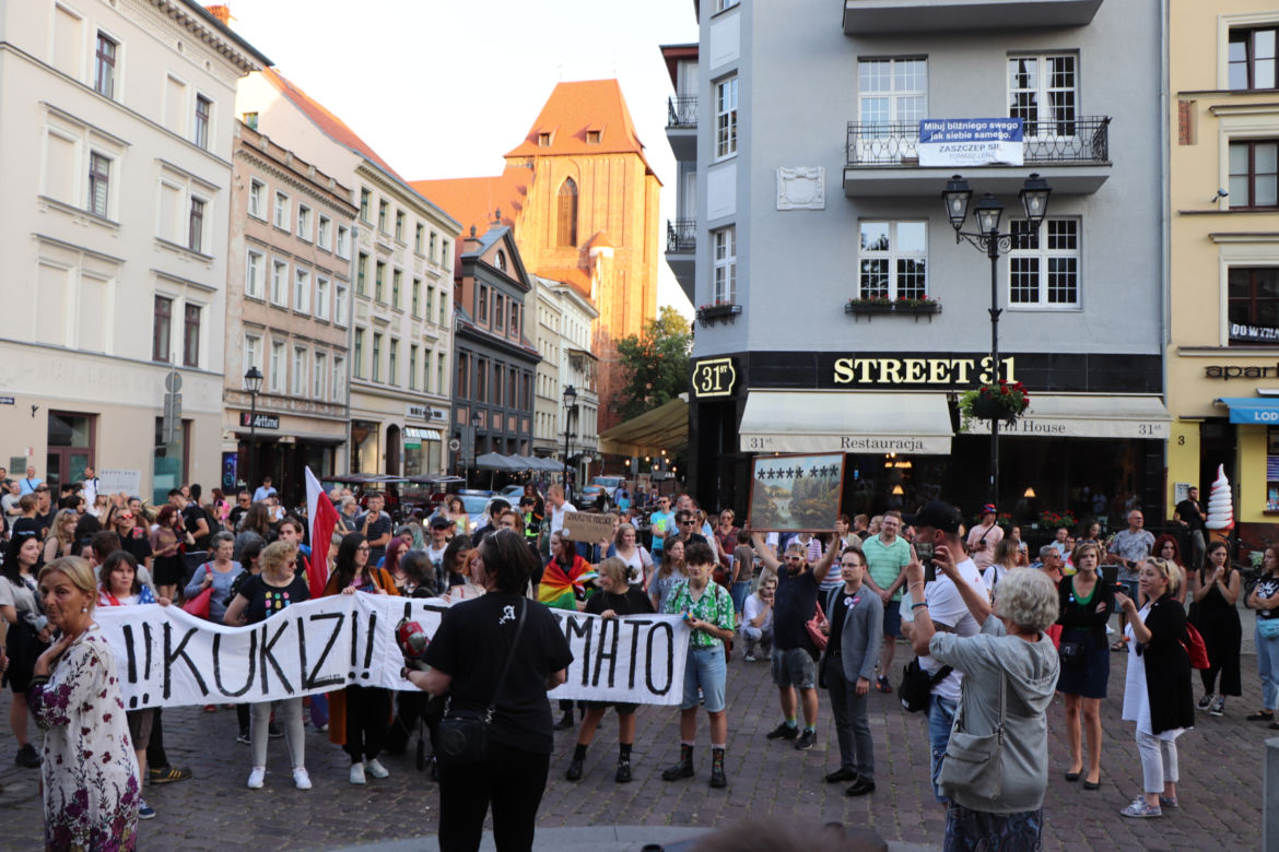 Torunianie protestują przeciwko przegłosowaniu Lex TVN