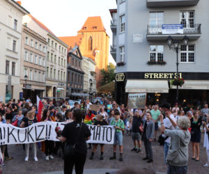 Torunianie protestują przeciwko przegłosowaniu Lex TVN