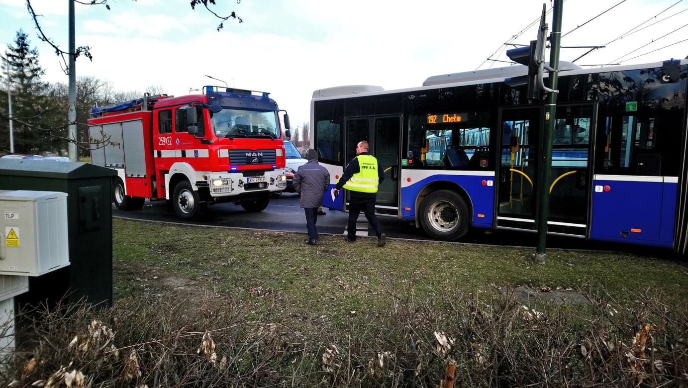 Dramatyczny wypadek w Krakowie. Tramwaj zderzył się z autobusem, są ranni
