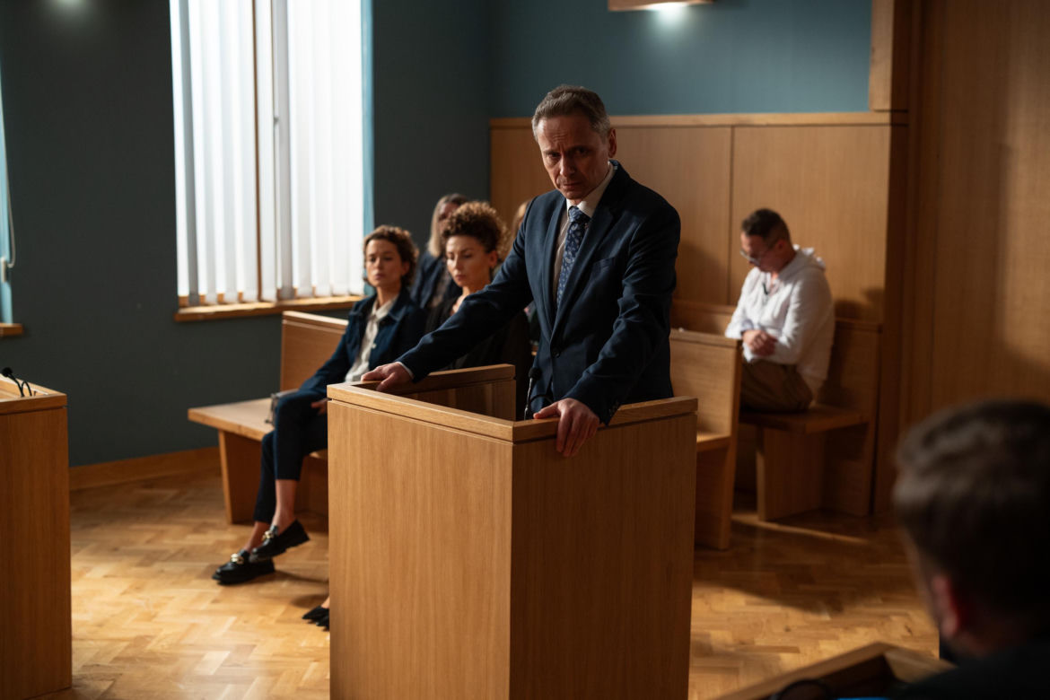 Na dobre i na złe odc. 942. Biegły (Sebastian Domagała), Aleks - Aleksander Zagajewski (Paweł Małaszyński), Julka (Alksandra Hamkało), Marta (Monika Łabędź) - żona zmarłego pacjenta