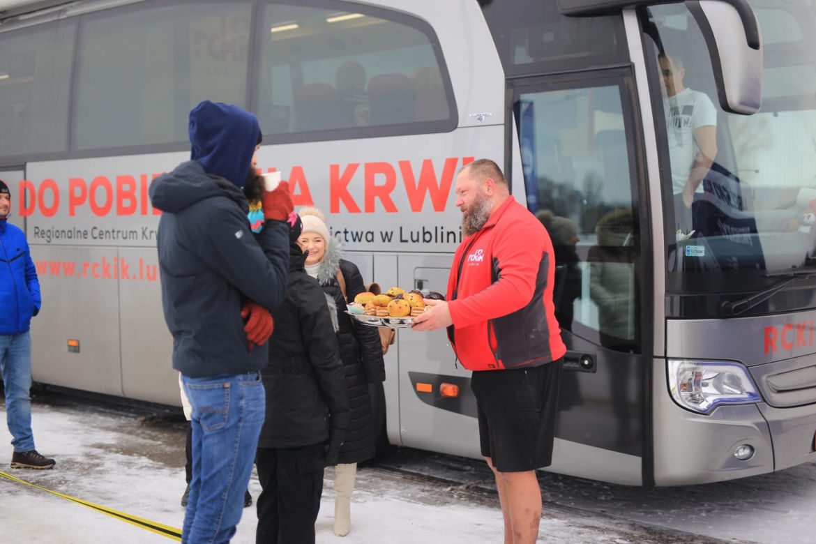 „Lodowata krew z gorących serc”. Lubelskie morsy morsują i pomagają!