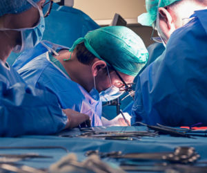 Lekarze WUM usunęli guza z wątroby poza ciałem. Pierwsza taka operacja w Polsce