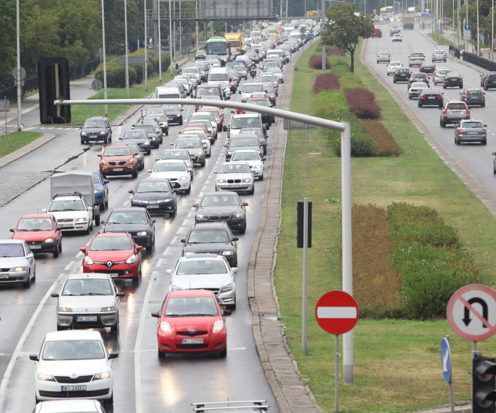 Karambol na Wisłostradzie, potężne utrudnienia. Utworzył się ogromny korek