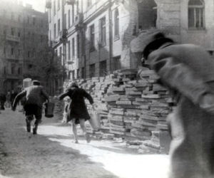 70. rocznica wybuchu Powstania Warszawskiego. Zobacz oryginalne ZDJĘCIA i OPISY wydarzeń z 1 sierpnia 1944 r.: piwnicami, kanałami