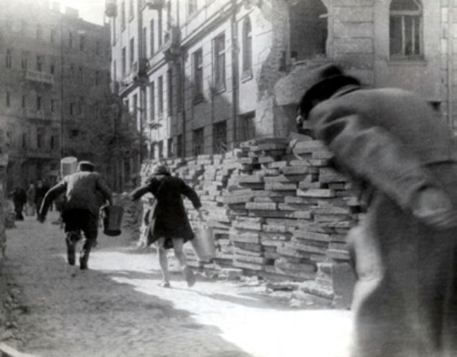 70. rocznica wybuchu Powstania Warszawskiego. Zobacz oryginalne ZDJĘCIA i OPISY wydarzeń z 1 sierpnia 1944 r.: piwnicami, kanałami