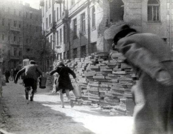 70. rocznica wybuchu Powstania Warszawskiego. Zobacz oryginalne ZDJĘCIA i OPISY wydarzeń z 1 sierpnia 1944 r.: piwnicami, kanałami