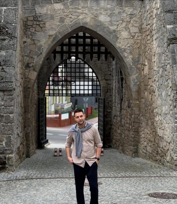 Patryk Jaki na zamku z rodziną
