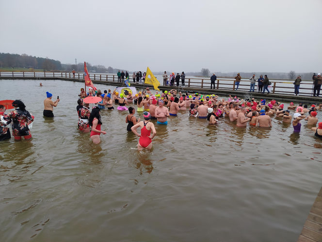 Mazowieckie Morsy otworzyły sezon morsowania 2025/2026 nad zalewem w Siedlcach