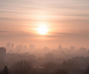 Różowa mgła zaskoczyła Wielką Brytanię. Co naprawdę działo się na niebie?