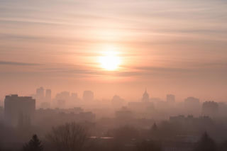 Różowa mgła zaskoczyła Wielką Brytanię. Co naprawdę działo się na niebie?