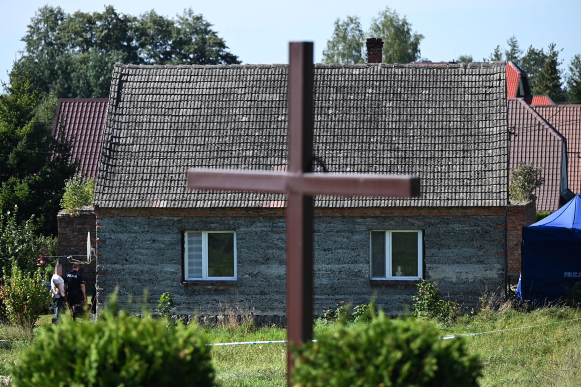Zwłoki trzech noworodków zakopane w piwnicy. 20-latka matką, tatusiem dzieci jest jej 54-letni ojciec