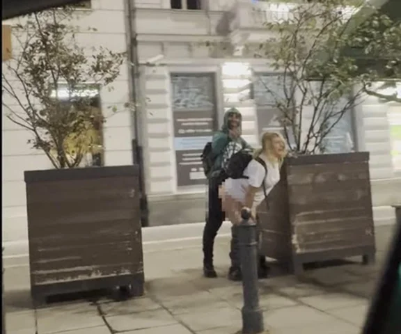 Seks na chodniku w centrum miasta. Para oddawała się uniesieniom w Alejach Jerozolimskich