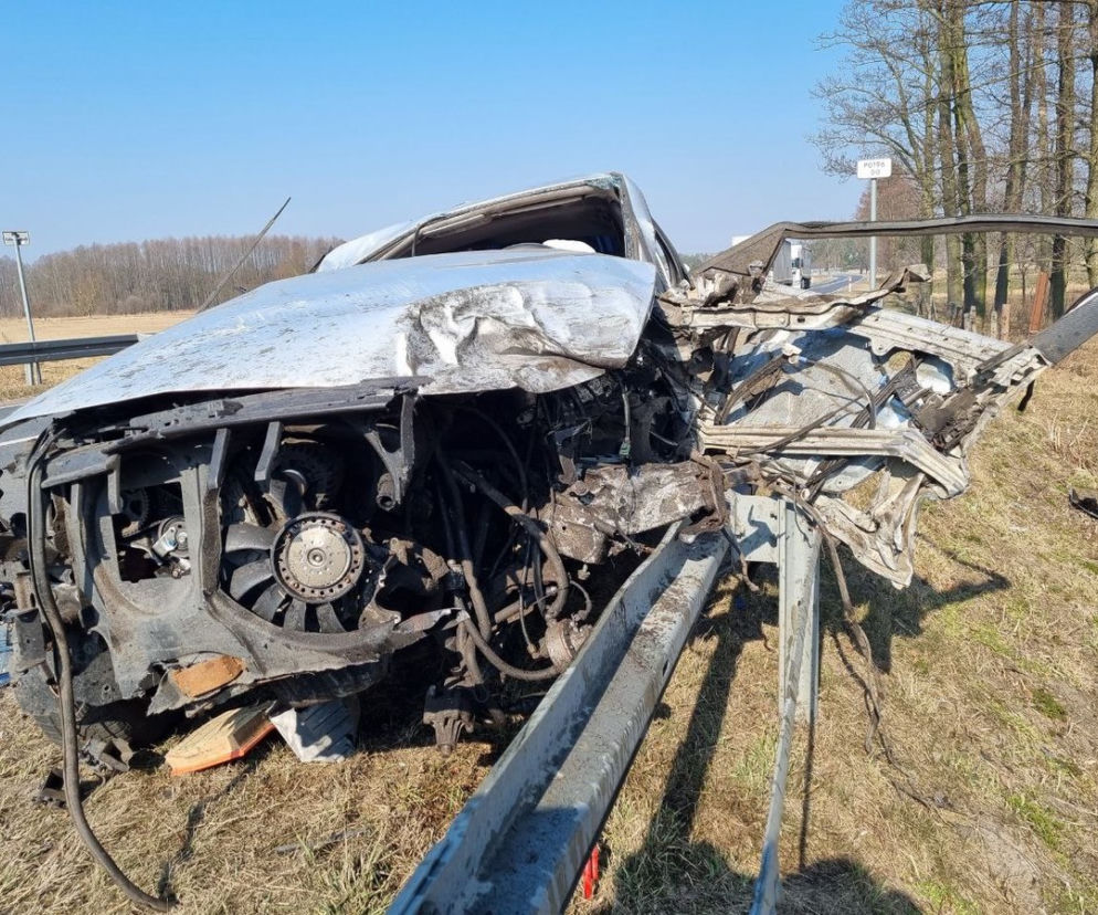 Niewiarygodny karambol pod Ostrołęką! 5 zniszczonych aut, są ranni. Volkswagen znaleziony 100 metrów dalej! [ZDJĘCIA]