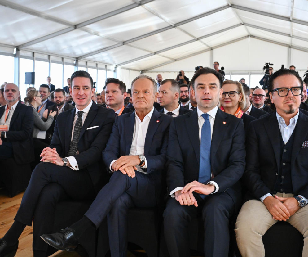 Premier Donald Tusk i minister Andrzej Domański siedzą wśród gości na otwarciu terminalu T5. Czytaj w SE Superbiz.