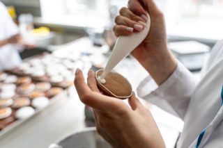 Dodaj jedno do cukru, a lukier będzie biały jak kreda. Przepis na lukier do pierniczków od mistrzyni kuchni polskiej