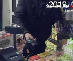 Policja szuka tych bandziorów! Napadli na Żabkę z bronią w ręku [ZDJĘCIA]