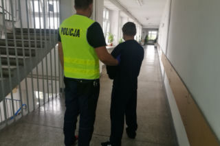 Sieradz: HORROR na klatce schodowej. SKATOWANY mężczyzna zmarł w szpitalu